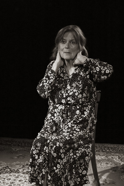 Marijana Brecelj kot Brunhilde Pomsel v monodrami Nemško življenje / Foto: Claudi Sovre